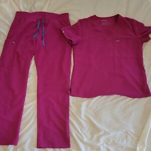 Figs Vivid Rasberry Sorbet  Top Catarina M Pants Kade Cargo M Regular